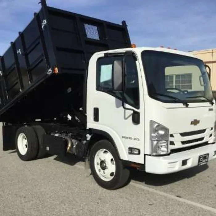 Camión de Smart Demolition transportando materiales